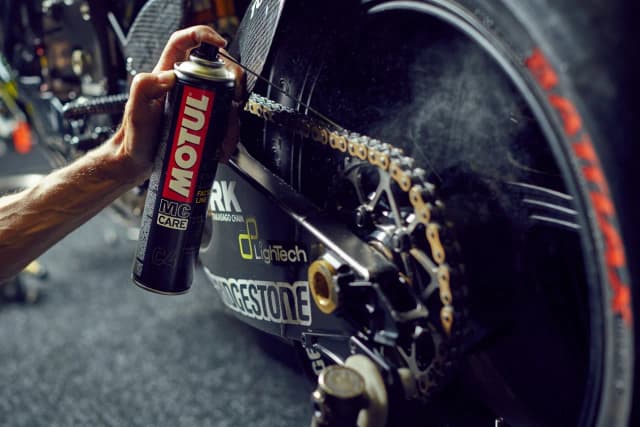 Motul wash & wax - skuteczne czyszczenie motocykli bez wody Motul wash & wax - skuteczne czyszczenie motocykli bez wody