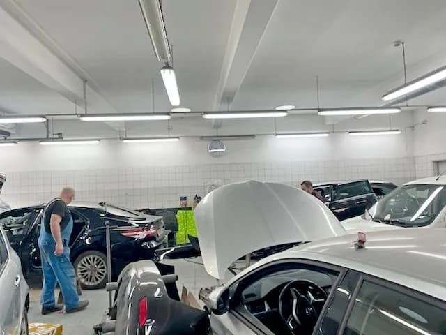 Jakie lampy do warsztatu wybrać, aby zwiększyć bezpieczeństwo i komfort? Jakie lampy do warsztatu wybrać, aby zwiększyć bezpieczeństwo i komfort?