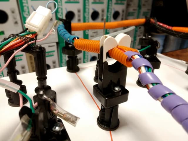 Składanie i montaż wiązek elektrycznych: uniknij najczęstszych błędów Składanie i montaż wiązek elektrycznych: uniknij najczęstszych błędów