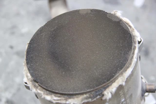 Uszkodzony DPF objawy: Jak rozpoznać problemy z filtrem cząstek stałych Uszkodzony DPF objawy: Jak rozpoznać problemy z filtrem cząstek stałych